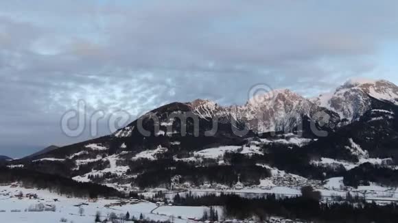 一座有雪山和树木的大山的空中镜头4k视频的预览图