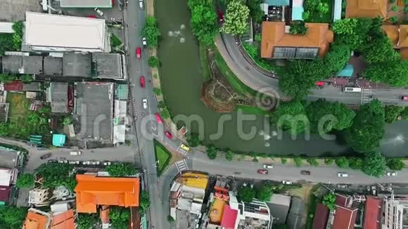 泰国清迈市的汽车交通房屋和湖泊的鸟瞰图视频的预览图