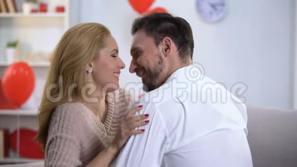 幸福的夫妻温柔地拥抱在一起宝贵的时光情人节视频的预览图
