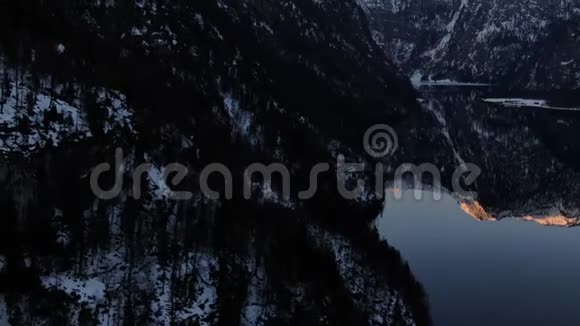 山上覆盖着雪去了柯尼斯湖的反光水4K视频的预览图