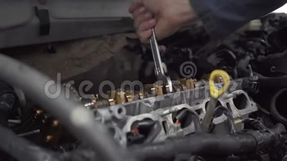 一位有经验的机械师修理站在服务站敞篷的汽车汽车服务修理视频的预览图