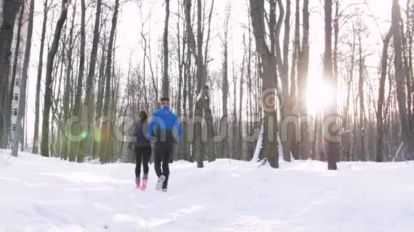 冬季森林男女青年晨跑视频的预览图