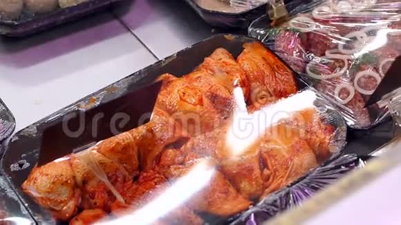 大型超市柜台上的腌肉特写视频的预览图
