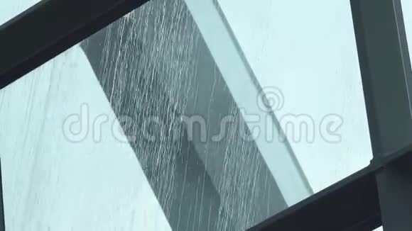 强烈的雨水滴落在窗户玻璃上视频的预览图