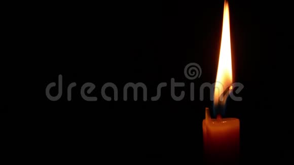 在黑色背景上简单的燃烧蜡烛特写视频的预览图