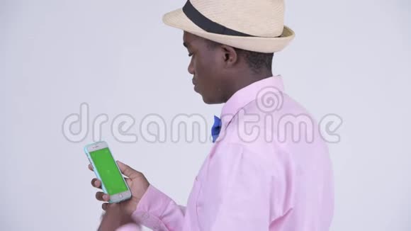 年轻快乐的非洲游客使用电话后景视频的预览图