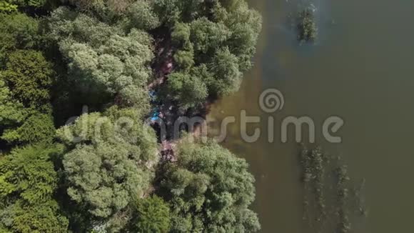 露营一对夫妇在湖边摩托车冒险和旅行在德涅斯特峡谷河流巴科塔湾的空中景观视频的预览图