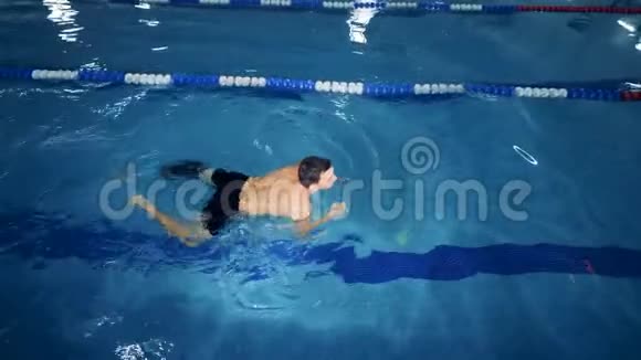一个带假肢的运动员在游泳池里游泳俯视图视频的预览图
