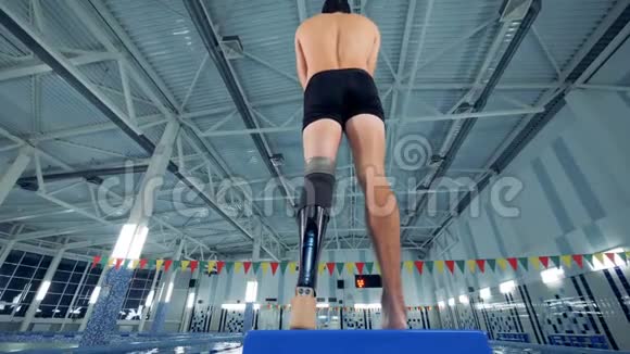 一个带假肢的游泳运动员底部视野视频的预览图