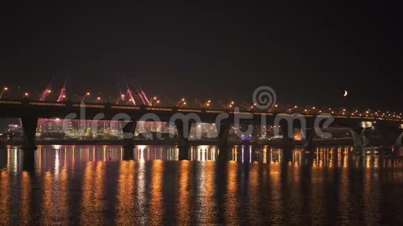 俄罗斯圣彼得堡2019年3月30日涅瓦河大桥灯光夜射视频的预览图