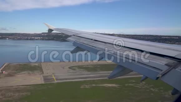 飞机左翼的飞机着陆视图视频的预览图
