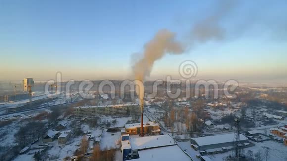 黑烟来自冬季自然背景下一个工业工厂的管道视频的预览图