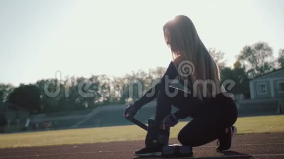 穿着皮带的年轻女子准备在体育场锻炼健身运动锻炼人的概念视频的预览图