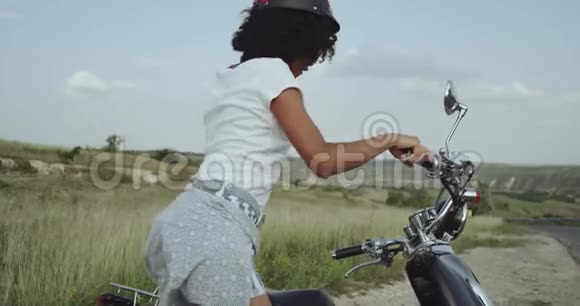 骑摩托车的非洲女孩试图进入新的冒险直到她记得她不能骑4k视频的预览图