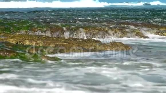 透明的海水在棕色岩石上缓慢流动视频的预览图