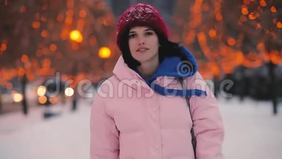 快乐的女人在冬天的小巷里散步视频的预览图