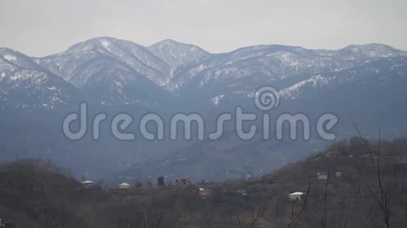 山峦叠嶂的村庄视频的预览图