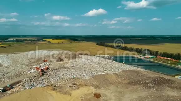 垃圾填埋场的有毒湖泊垃圾场的俯视图垃圾的全景巨大的垃圾堆慢动作视频的预览图