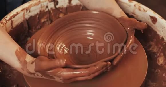 陶工的手在陶工的车轮上打碎陶罐陶器训练特写视频的预览图