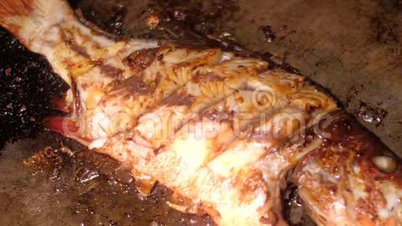海鱼薯条和金属平底锅油和腌料视频的预览图
