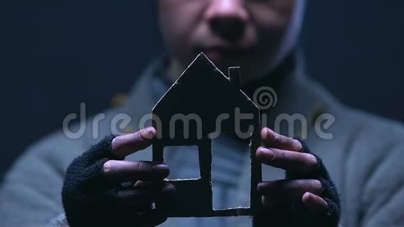 无家可归的少年拥抱纸房思念家人梦想幸福视频的预览图