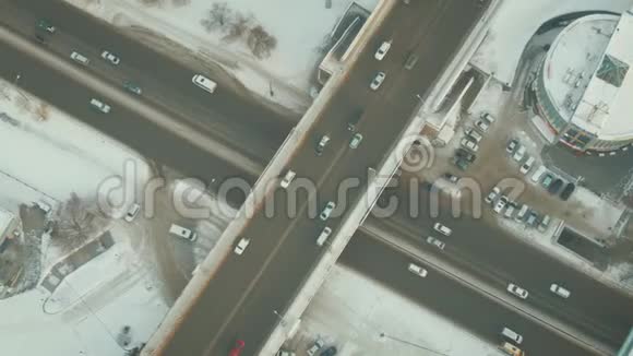 灰色十字路口的车流量很大运输沿着公路快速行驶视频的预览图