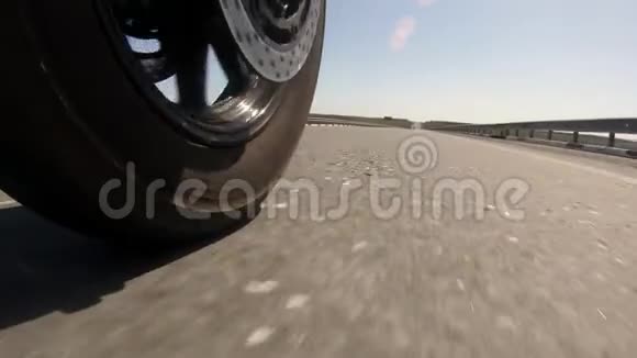 一辆摩托车车轮在路上行驶得很快视频的预览图