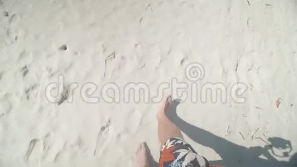 在泰国美丽的Railay海滩赤脚行走视频的预览图