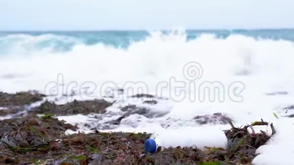 塑料污染海洋塑料瓶和沙子上的废物视频的预览图
