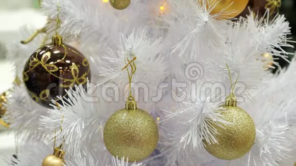 人造的白色圣诞树枝金色玩具视频的预览图
