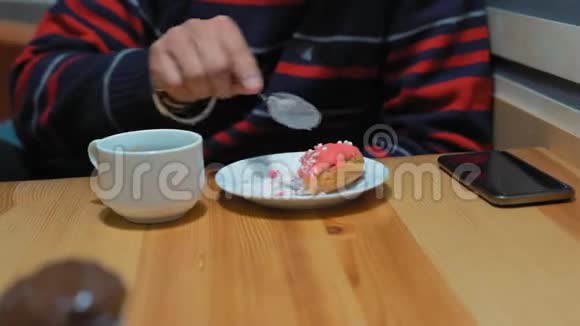 咖啡屋的印度盖伊猫奶油蛋糕视频的预览图