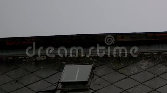 柏林雷雨时屋顶上的大雨视频的预览图