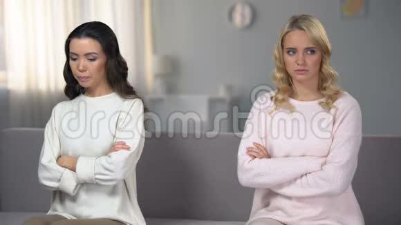 两个愤怒的女人在家争吵朋友之间争吵误会视频的预览图