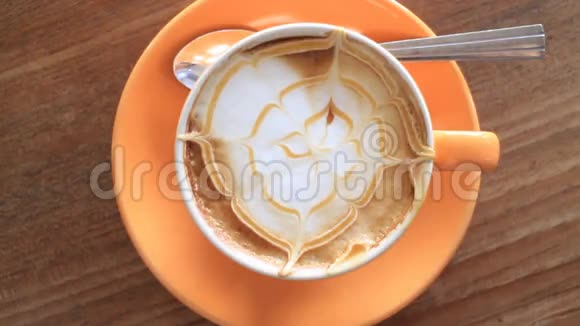 牛奶微泡沫热咖啡味道视频的预览图