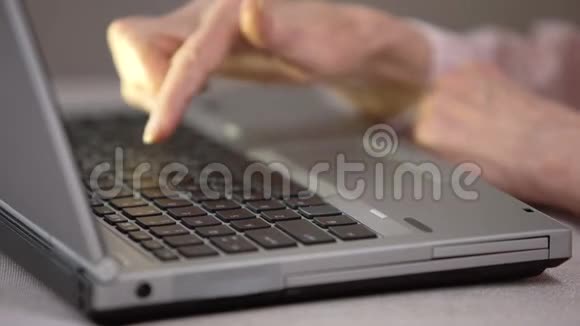老年妇女在笔记本电脑上发短信学习现代技术世代视频的预览图
