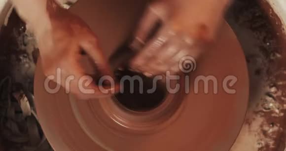 波特用粘土制作陶器用红粘土制作陶瓷制品扭曲锅的车轮女人的手视频的预览图