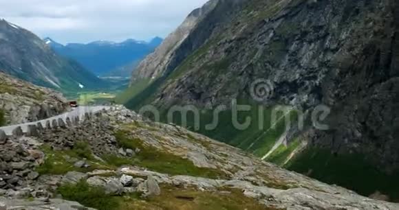 挪威安达在著名的山路附近的Stigfossen瀑布挪威地标视频的预览图