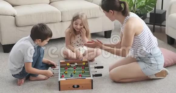 幸福的家庭在家打足球视频的预览图