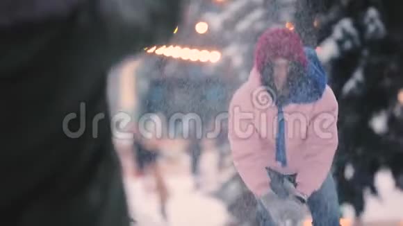 快乐的女性朋友在冬天一起玩雪球慢动作视频的预览图