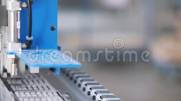 在木布或车间安装蓝色自动木砂机的特写行动生产视频的预览图