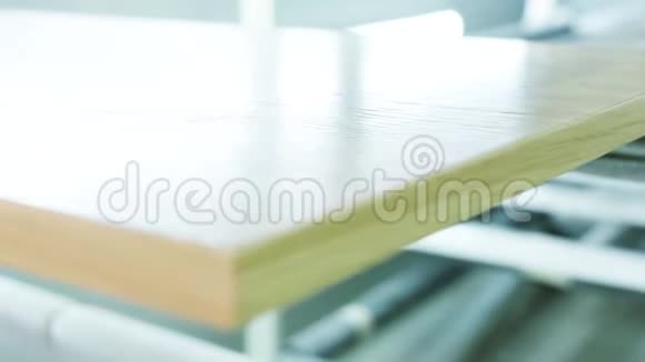在木制车间或工厂的桌子上放置大型抛光木板的特写行动生产视频的预览图