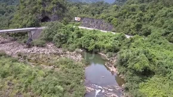在雨林中的山河上的路桥运动视频的预览图