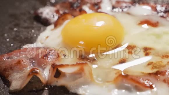 培根炒鸡蛋在平底锅里煎视频的预览图