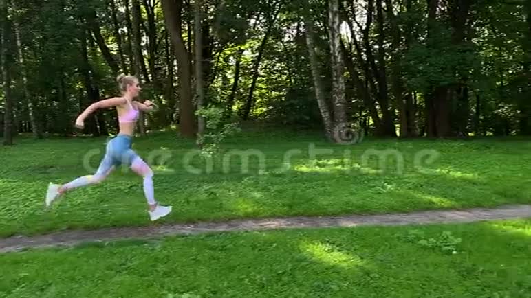 健康的生活方式女人在森林小径上慢跑慢动作视频的预览图