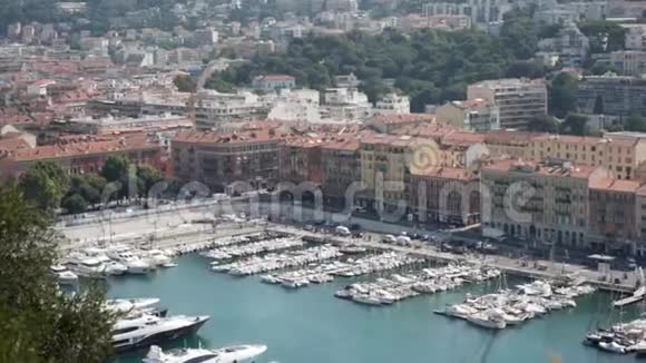 带有游艇的城市码头全景行动美丽的白色游艇停泊在海湾附近的老城镇古老的城市景观视频的预览图
