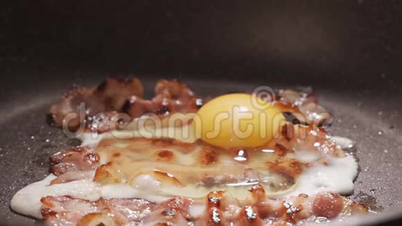 培根炒鸡蛋在平底锅里煎视频的预览图