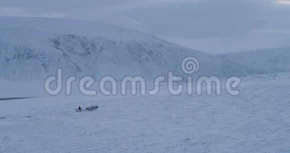 从北极可以看到令人惊叹的山景一个男人穿着毛皮驾驶着一辆雪橇带着一大群年轻漂亮的人视频的预览图