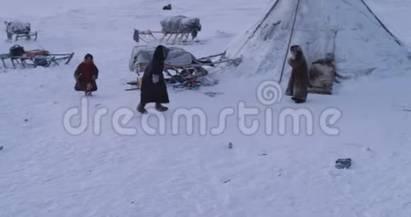 令人惊奇的是在北极中部的蒙古包营里孩子们在一起玩耍典型的一天有些人在周围工作视频的预览图