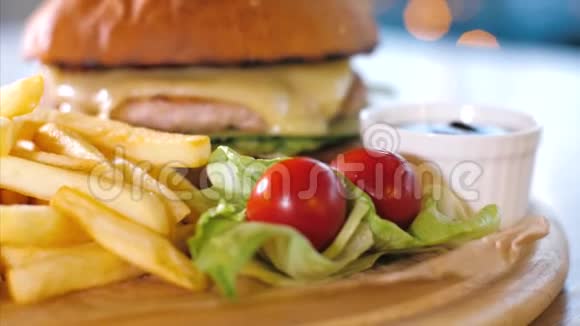 脆薯条和汉堡放在木板上快餐概念视频的预览图