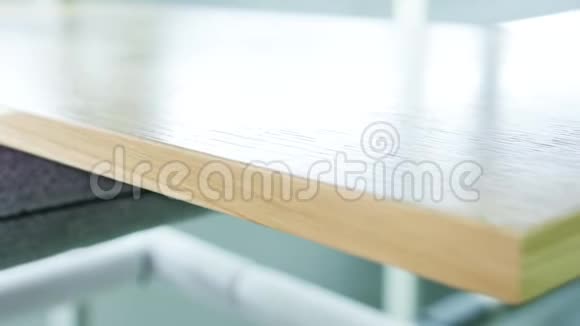 在木制车间或工厂的桌子上放置大型抛光木板的特写行动生产视频的预览图